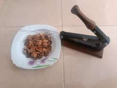 بهترین بادام‌شکن آپارتمانی: شکستن آسان با چوب گردو